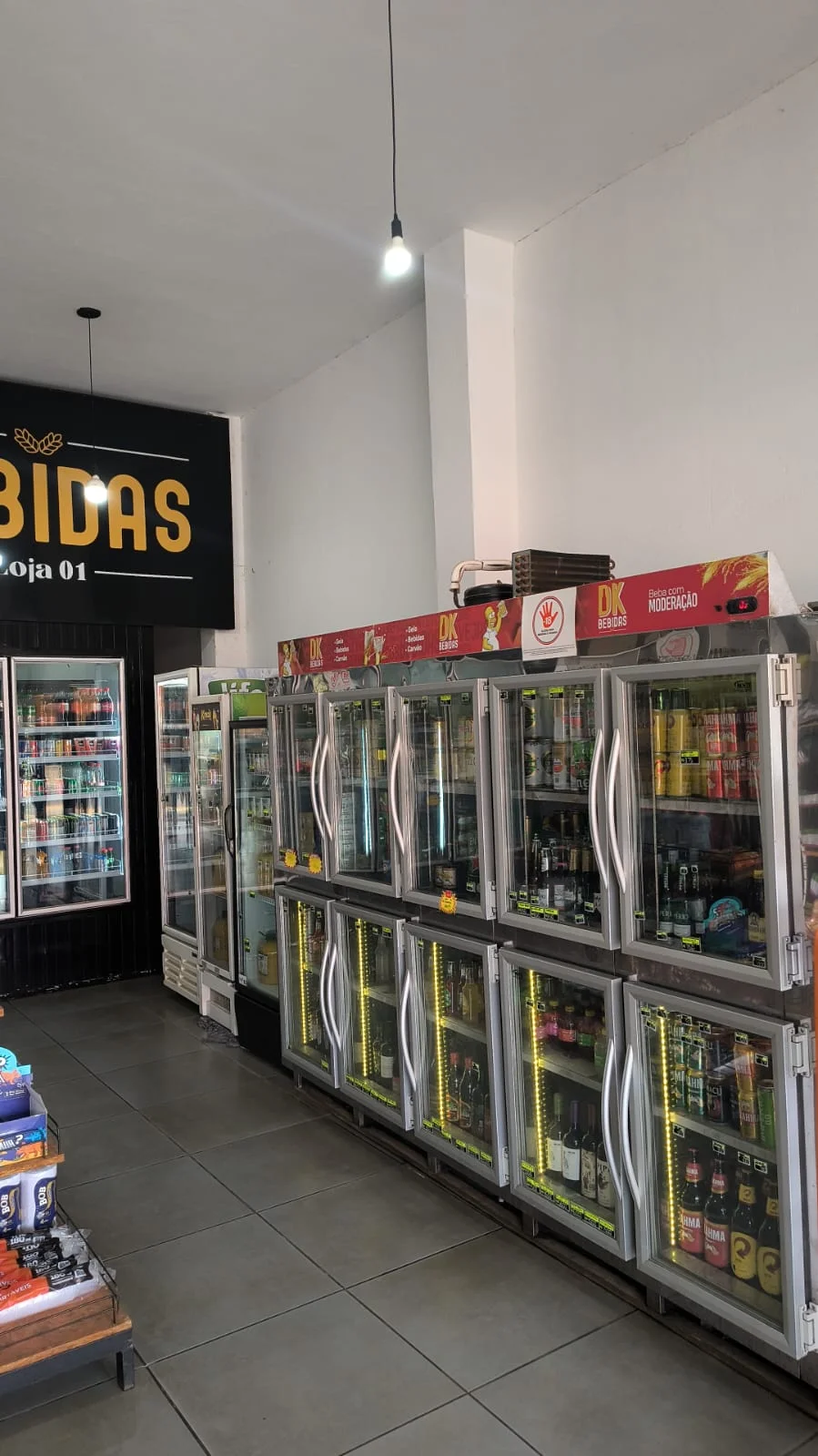 Freezers da DK Bebidas cheios de bebidas geladas